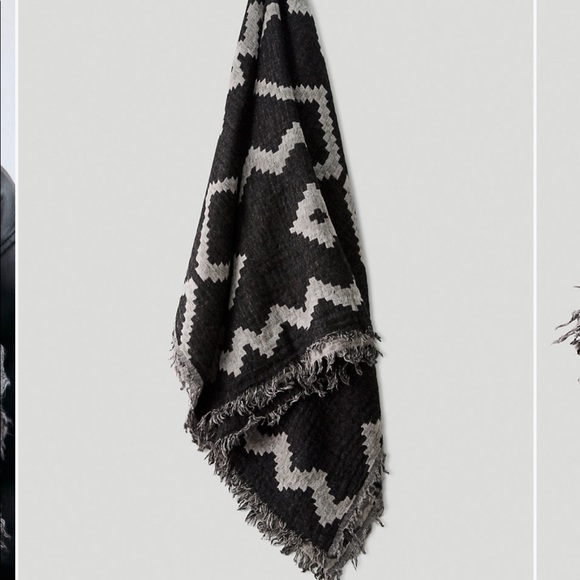 Aritzia Wilfred Diamond Blanket Scarf - Picture 4 of 4